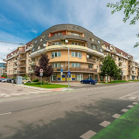Apartman Zlatovska Trenčín Exteriör bild
