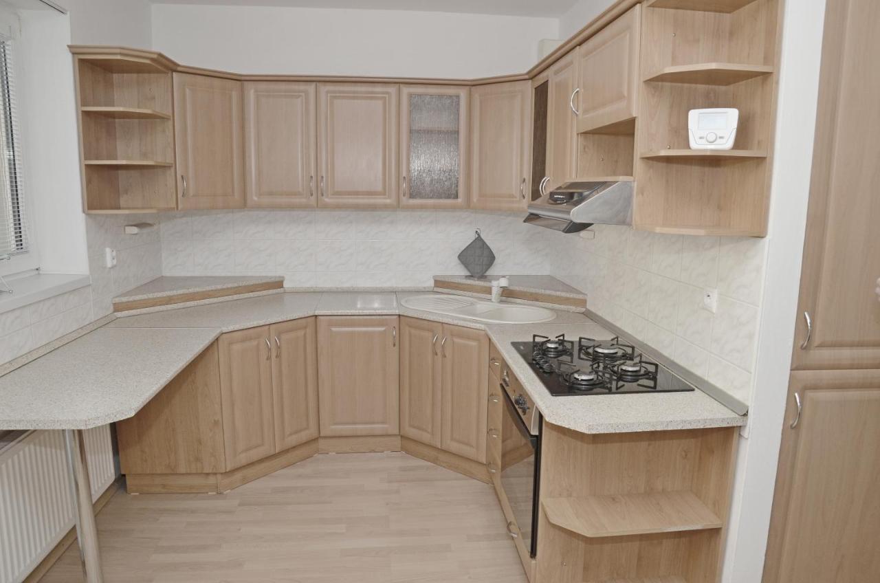 Apartman Zlatovska Trenčín Exteriör bild