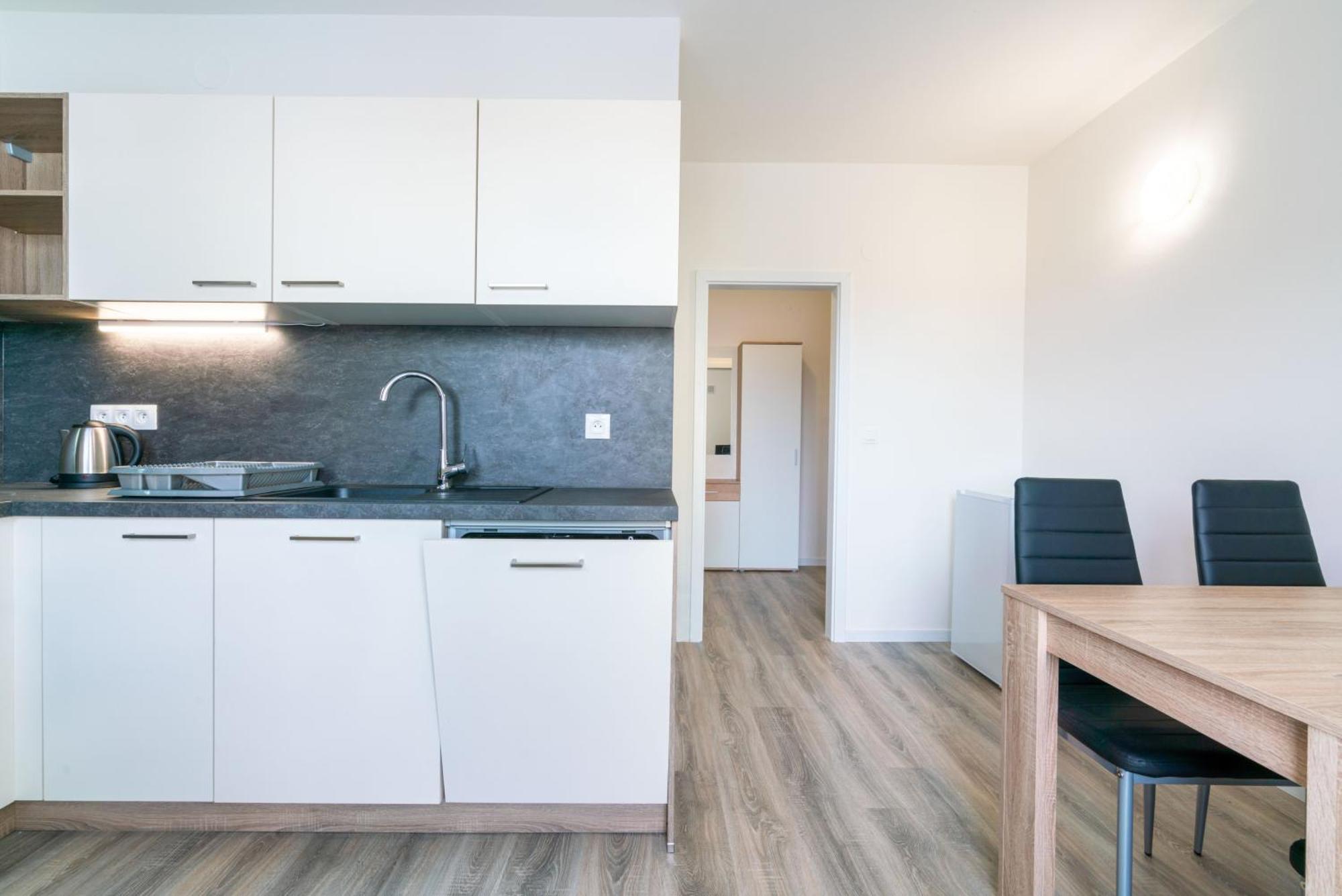 Apartman Zlatovska Trenčín Exteriör bild