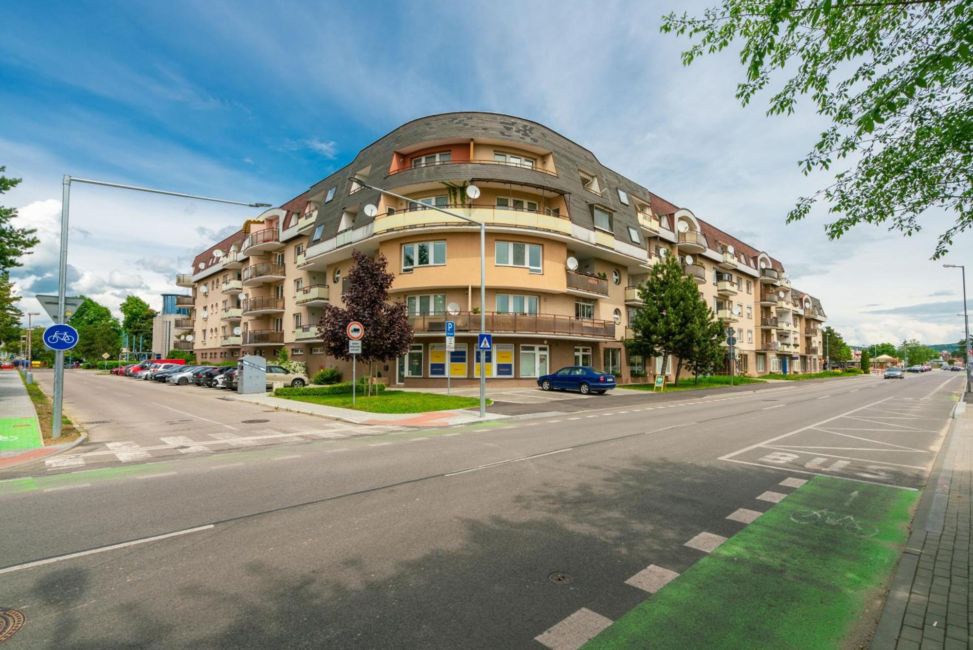 Apartman Zlatovska Trenčín Exteriör bild